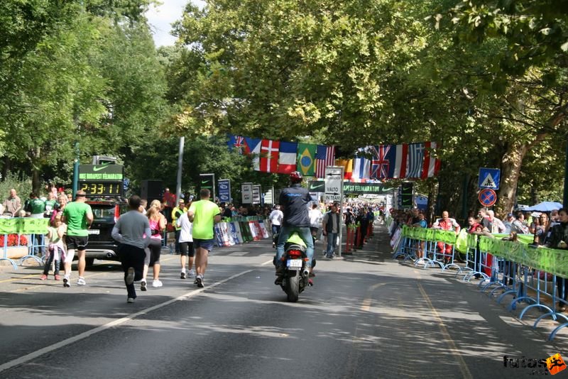 Nike Félmaraton budapesti futóverseny célja a Városligetben, félmaraton cél a Városligetben