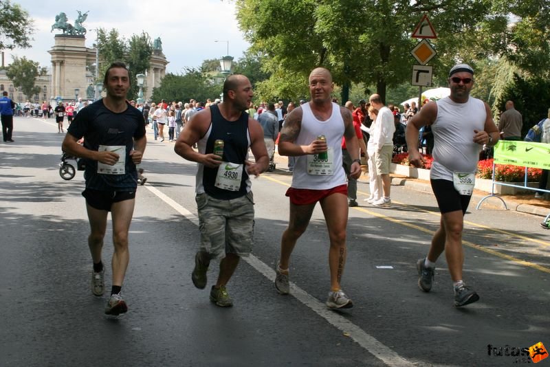 Nike Félmaraton budapesti futóverseny célja a Városligetben, tetoválás a futólábon: drink & sport