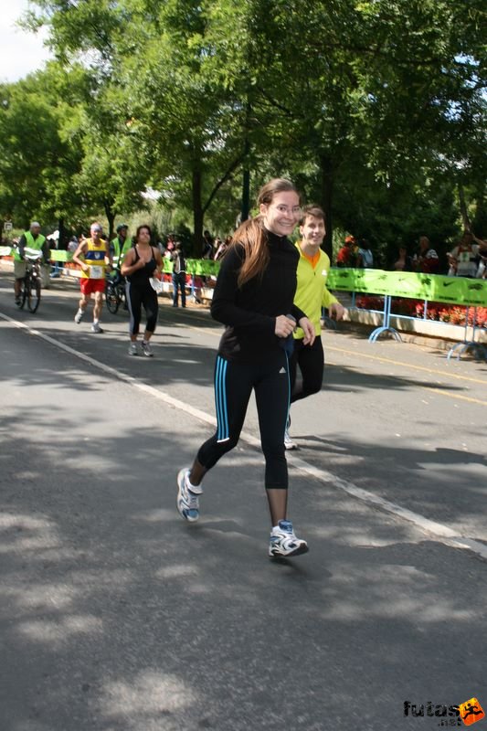 Nike Félmaraton budapesti futóverseny célja a Városligetben, félmaraton befutó