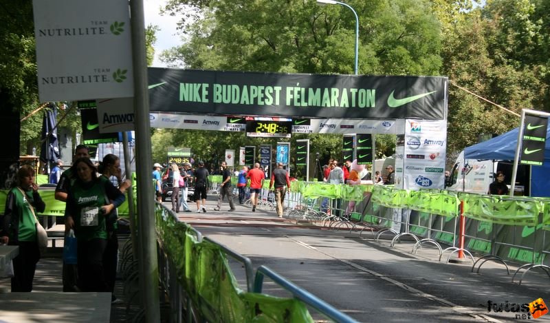 Nike Félmaraton budapesti futóverseny célja a Városligetben, Nike Budapest félmaraton célterület lezárva
