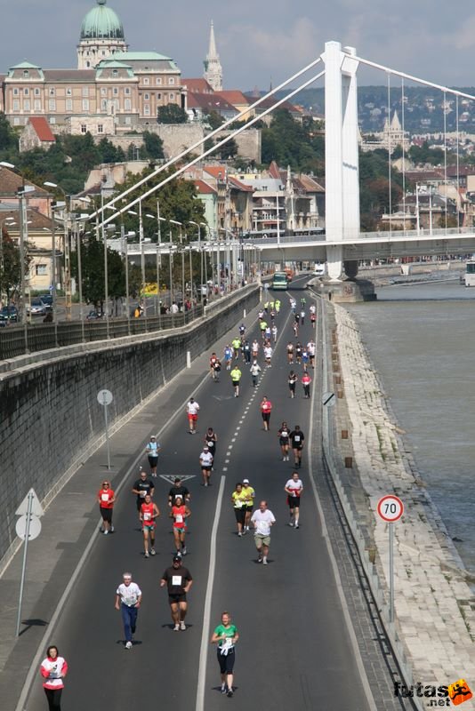 Nike Félmaraton Futás, futók rakpart Budai vár Erzsébet híd Duna 70 km/h sebességkorlátozás