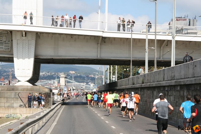 Nike Félmaraton Futás, Erzsébet híd futás a Lánchíd felé a pesti rakparton