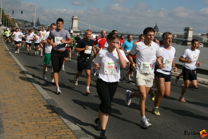 Nike Félmaraton Futóverseny Budapest, félmaraton futók és váltófutók a budai rakparton