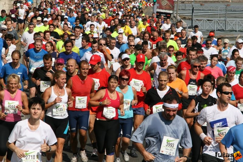 Nike Félmaraton Futóverseny Budapest, félmaratoni futók a budai rakparton