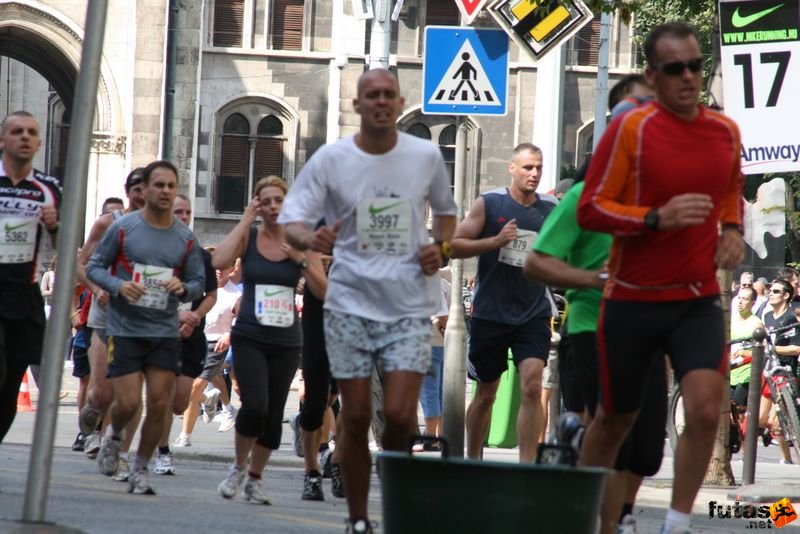 Nike Félmaraton Futóverseny Budapest, futás 17 kilométernél , még 5 kilométers a félmaraton célig