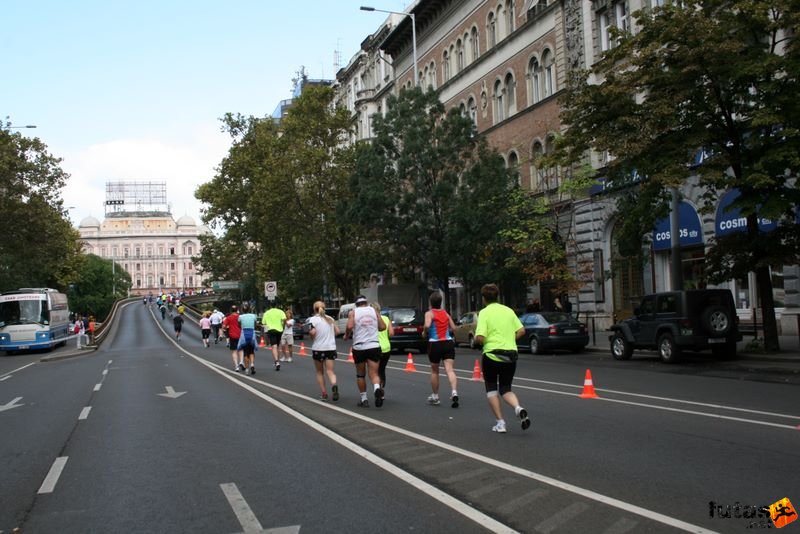 Nike Félmaraton futás Budapest, félmaraton futók - Bajcsy-Zsilinszky út Budapest,  Nyugati felüljáró következik
