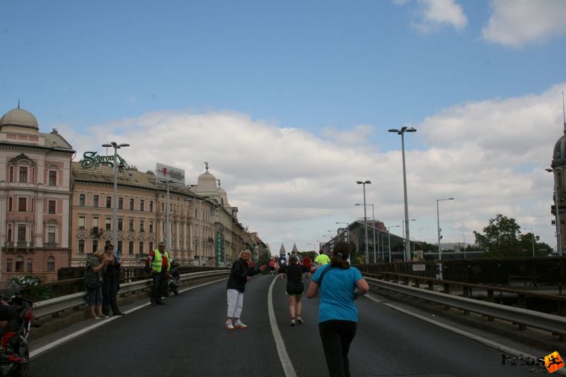 Nike Félmaraton futás Budapest, Saci a biztos pont a felüljárón