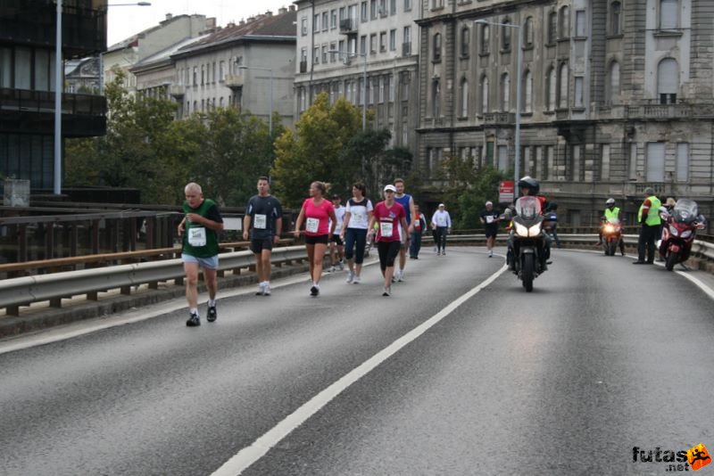 Nike Félmaraton futás Budapest, futók a budapesti Nyugati felüljárón