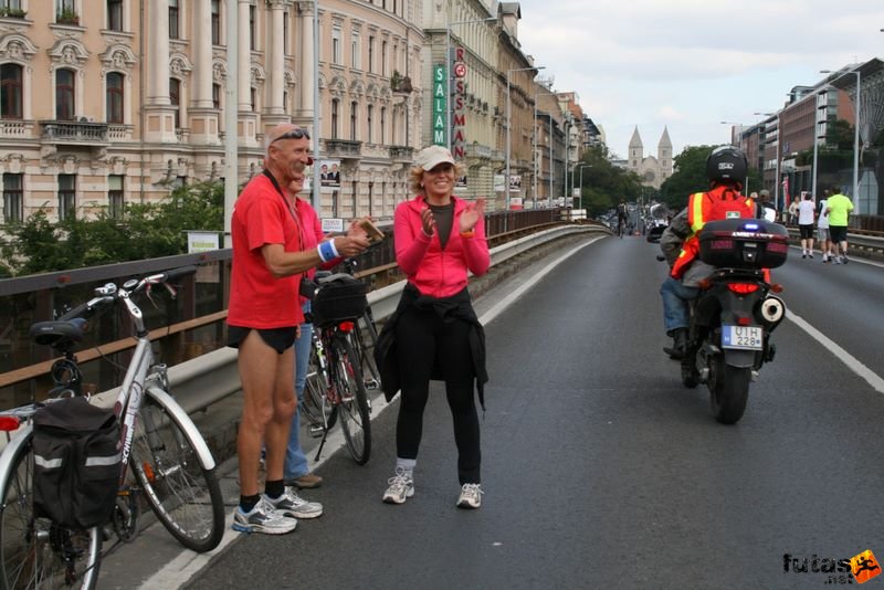 Nike Félmaraton futás Budapest, szurkolók a Nyugati felüljárón