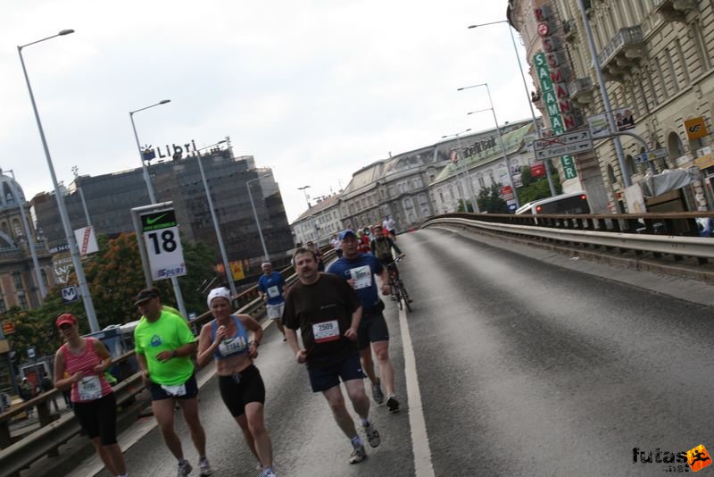 Nike Félmaraton futás Budapest, 18 kili a Nyugati felüljáró, Nyugati pályaudvar