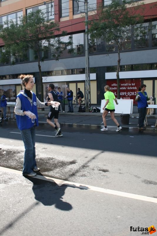 Nike Félmaraton futás Budapest, futás, frissítő pont a Dózsa Gyögy úton