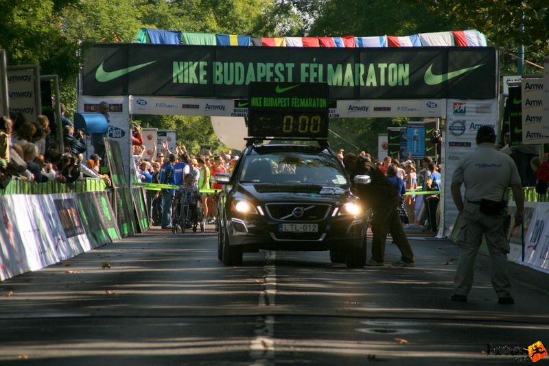 Nike Félmaraton futóverseny, Volvo felvezető autó