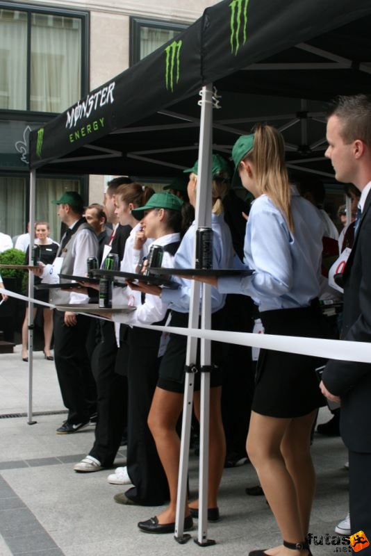 Pincérfutás pincer_futoverseny_317.jpg felsorakozva a rajtnál Pincérfutás Le Meridien Budapest Pincér Futóverseny, felsorakozva a rajtnál