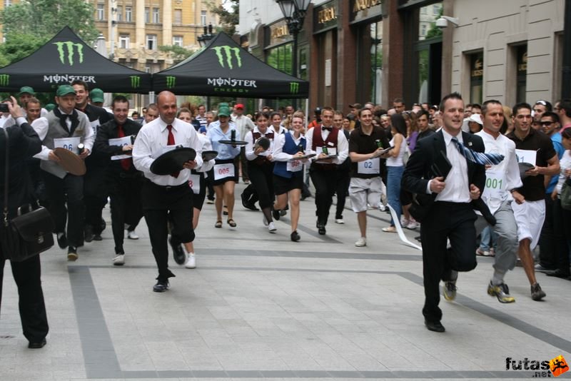 Pincérfutás pincer_futoverseny_321.jpg 6. pincér futóverseny Budapest Deák Ferenc utca Pincérfutás Le Meridien Budapest Pincér Futóverseny, 6. pincér futóverseny Budapest Deák Ferenc utca
