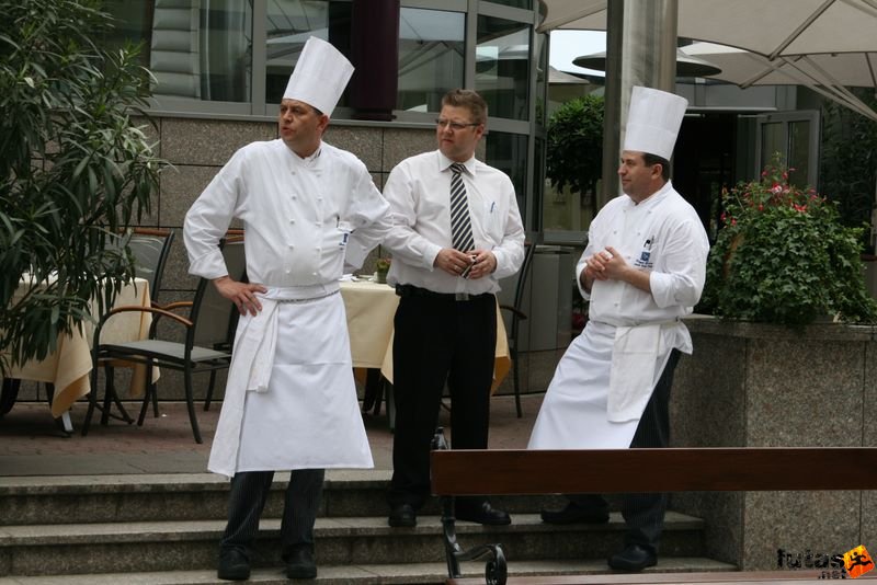 Pincérfutás pincer_futoverseny_329.jpg futókra várva Pincérfutás Le Meridien Budapest Pincér Futóverseny, futókra várva