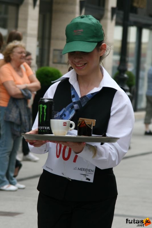Pincérfutás pincer_futoverseny_384.jpg Kosztolányi Sára Pincérfutás Le Meridien Budapest Pincér Futóverseny, Kosztolányi Sára