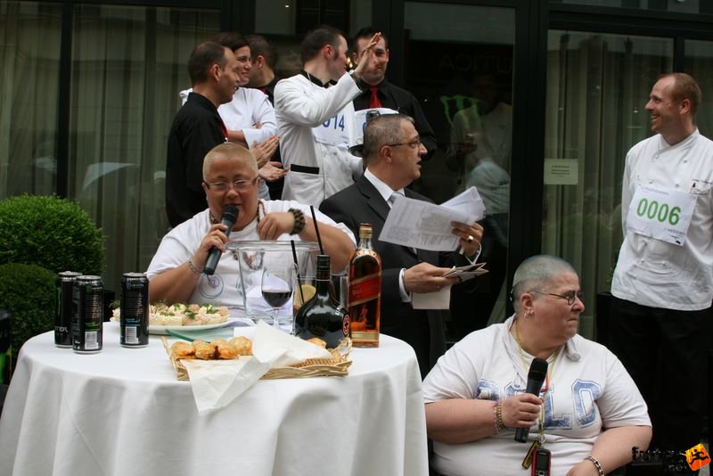 Pincérfutás pincer_futoverseny_400.jpg Padödö a Meridian Pincér futóversenyen Pincérfutás Le Meridien Budapest Pincér Futóverseny, Padödö a Meridian Pincér futóversenyen