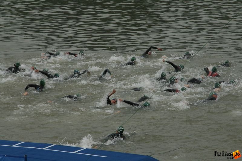 Triathlon World Championship úszás a 14 fokos Dunában Triathlon World Championship Swimming úszás, úszás a 14 fokos Dunában