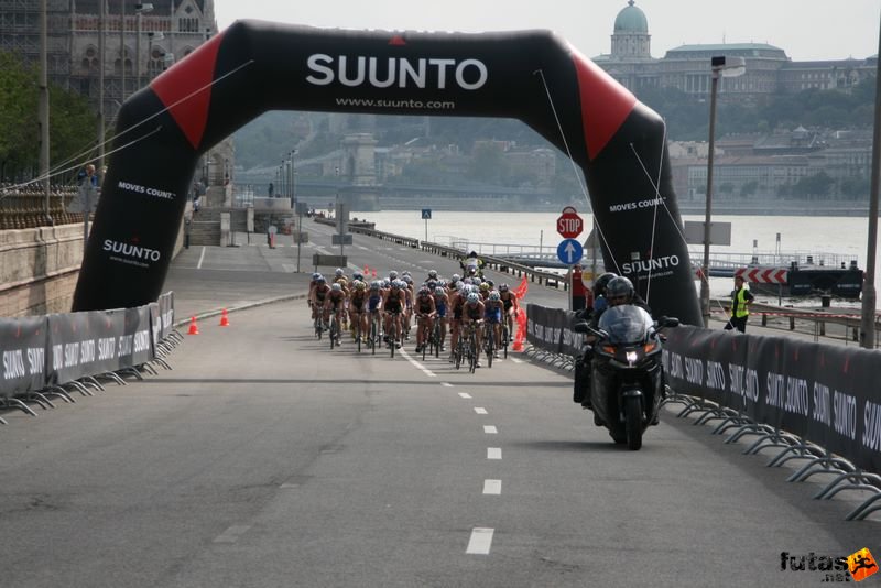 Triathlon World Championship Elite Women bicycle race, Suunto gate and Buda Castle