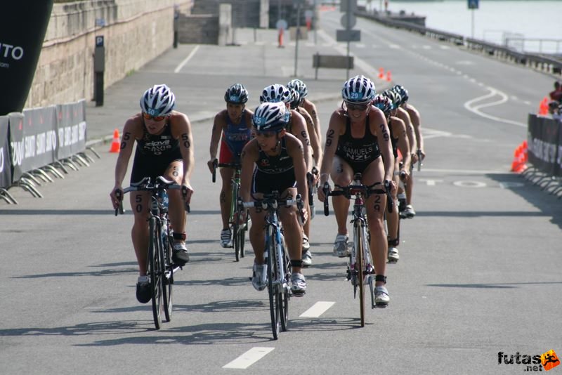 Triathlon World Championship Elite Women bicycle race, EMMA DAVIS IRL, AI UEDA JPN, NICKY SAMUELS NZL