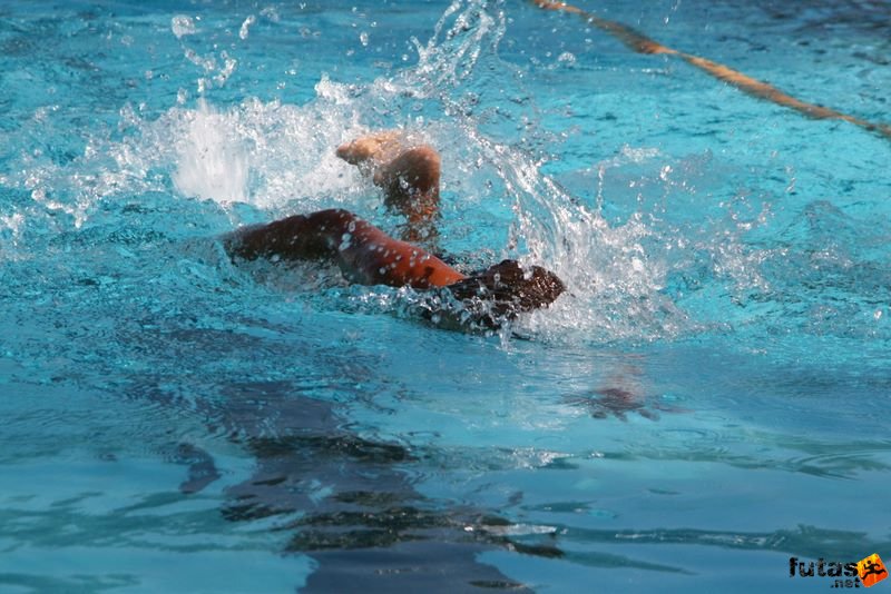 Kiskunhalas Halasi Hajtás Triatlon, úszás a kiskunhalasi termál fürdőben
