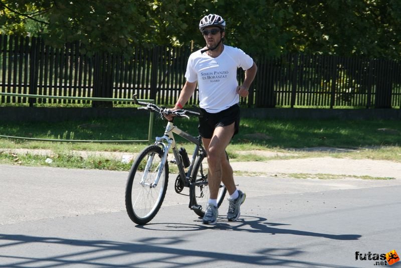 Kiskunhalas Halasi Hajtás Triatlon, futás defektes bicajjal