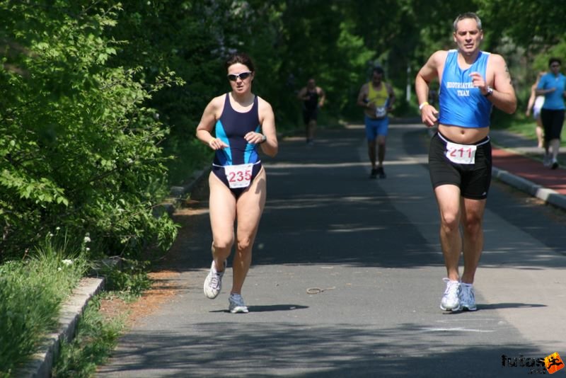 Triatlon Tour Budapest Margitsziget, MESTERNÉ DR. TEMESI ZSUZSANNA, KOVÁCS LEVENTE futók a triatlon versenyen