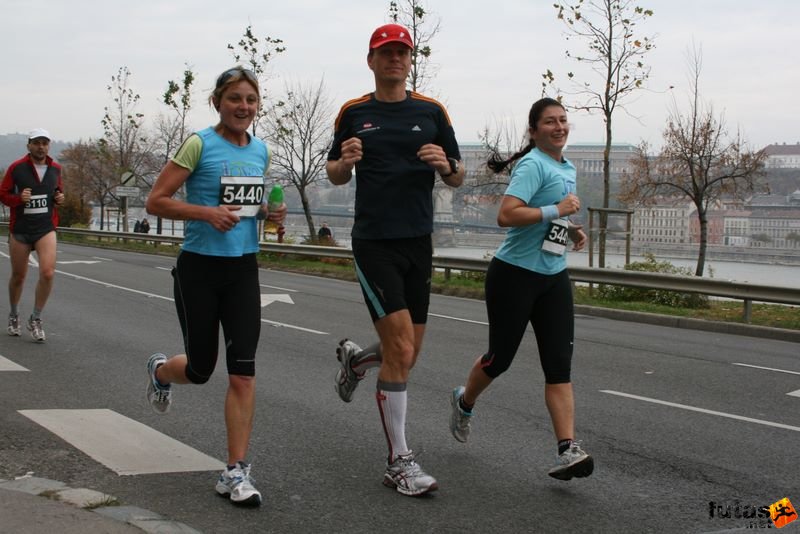 Tudás Útja Félmaraton Futóverseny Half Marathon Budapest, futás Mónival és Szilvivel