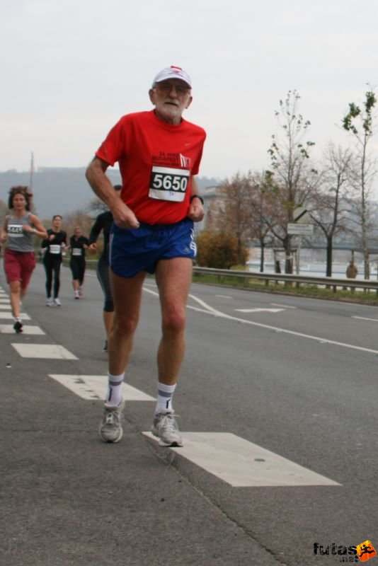 Tudás Útja Félmaraton Futóverseny Half Marathon Budapest, PORONYI Gábor dr., Széchenyi István Gimnázium és Szki. Pécs, a Tóparti Futóparti rendszeres futója
