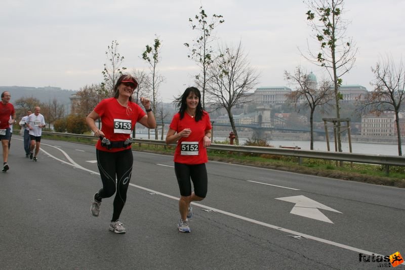 Tudás Útja Félmaraton Futóverseny Half Marathon Budapest, félmaratini futó lányok