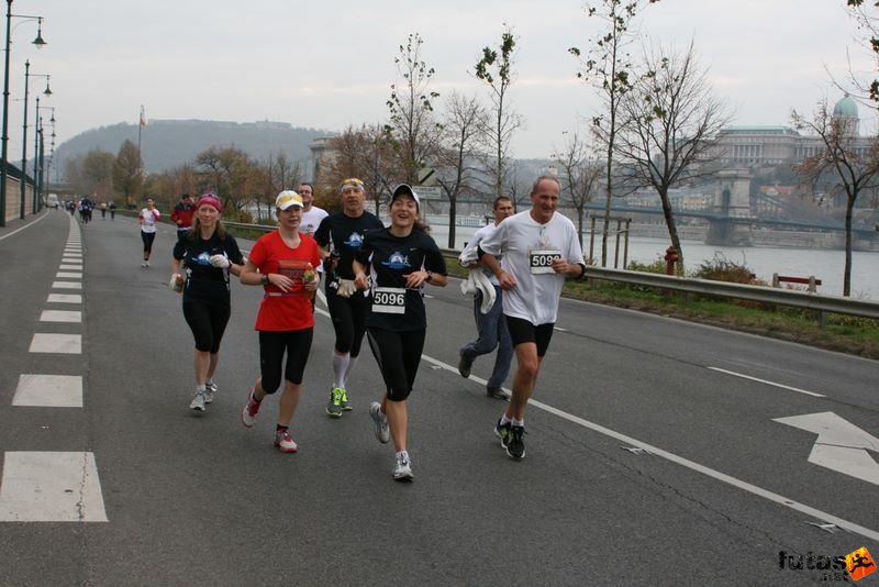 Tudás Útja Félmaraton Futóverseny Half Marathon Budapest, futókör: Nyuszi, Juli, Steve, Icu, Luki