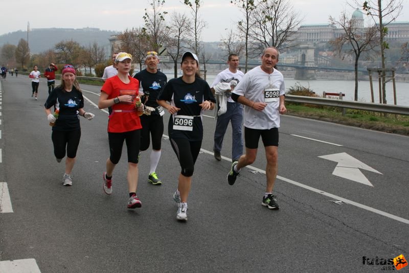 Tudás Útja Félmaraton Futóverseny Half Marathon Budapest, Nyuszi Juli Steve Icu és Luki