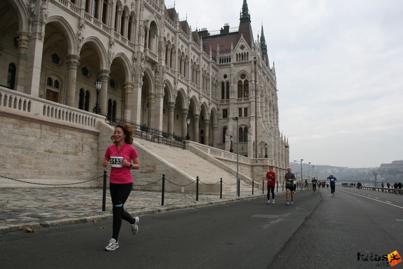 Tudás Útja Félmaraton Futás, MÉSZÁROS Ilona félmaratoni futás az Országház előtt