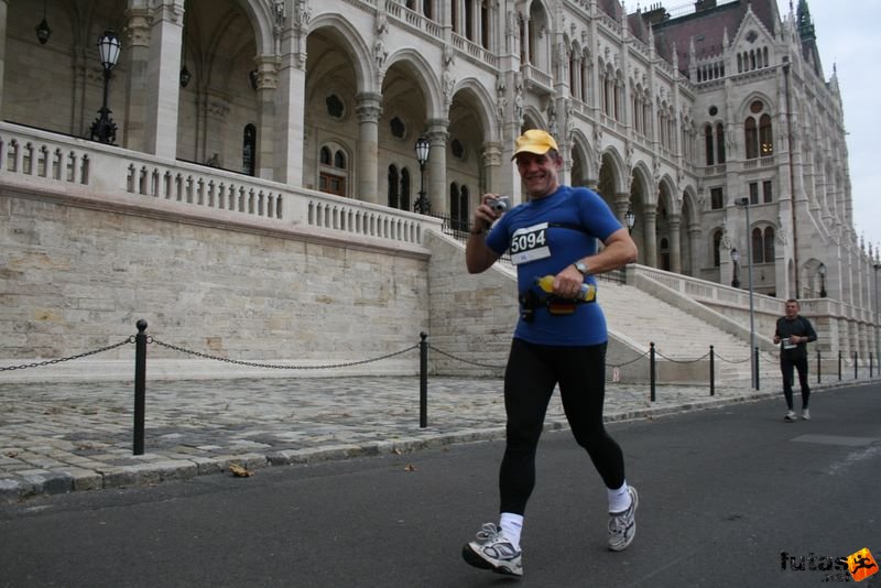 Tudás Útja Félmaraton Futás, VARGA Dénes Henrik az Országház előtt fut