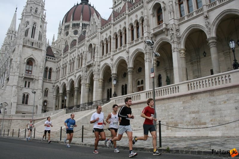 Tudás Útja Félmaraton Futás, félmaraton futás az Országház előtt