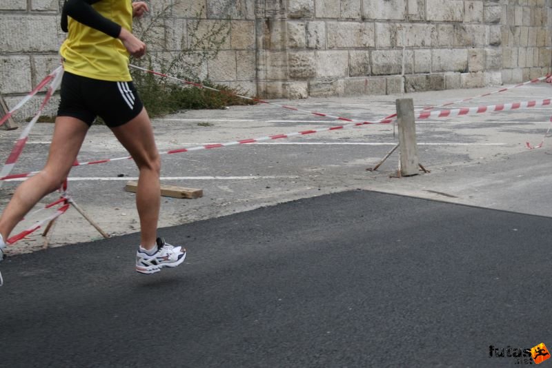 Tudás Útja Félmaraton Futás, talajfogás előtt (ez nem sarokra érkezés lesz)