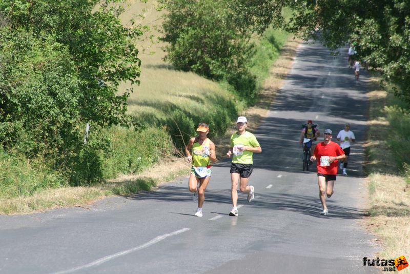 Ultrabalaton futás 2010 futás futók Dörgicse után, Bogár János