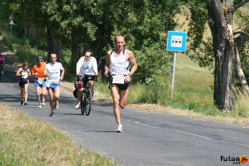Ultrabalaton futás 2010 futás futók Dörgicse után, Nyúlcipőbolt