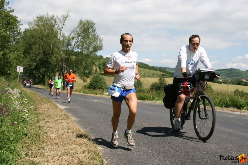 Ultrabalaton futás 2010 futás futók Dörgicse után, Bochons Eusébio UB