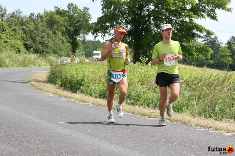 Ultrabalaton futás 2010 futás futók Dörgicse után, Bogár Jani
