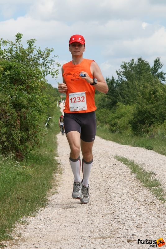 Ultrabalaton futás 2010 futás futók Dörgicse után, Nyúlcipőbolt