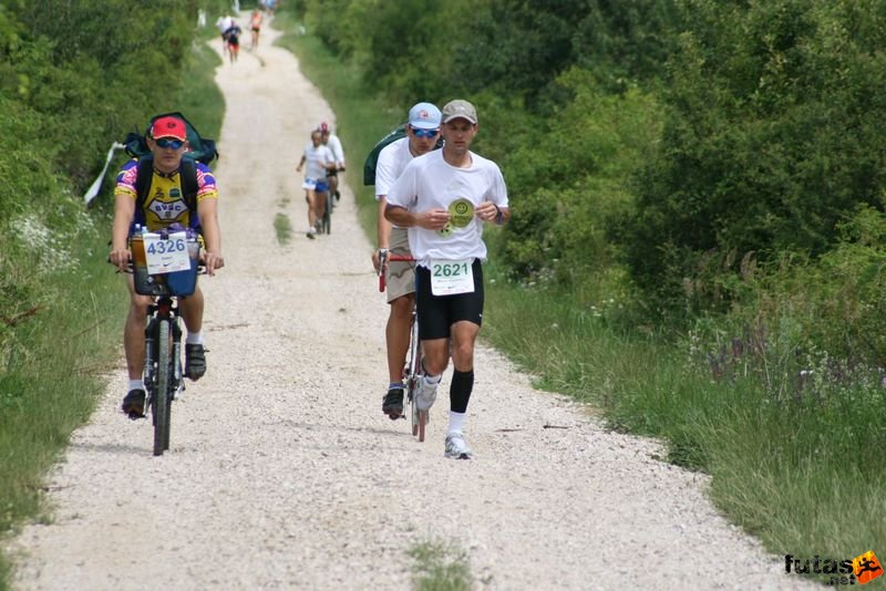 Ultrabalaton futás 2010 futás futók Dörgicse után, Mosoly Alapítvány