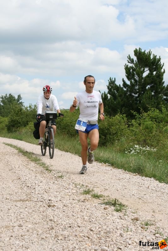Ultrabalaton futás 2010 futás futók Dörgicse után, Bochons Eusébio ultra runner