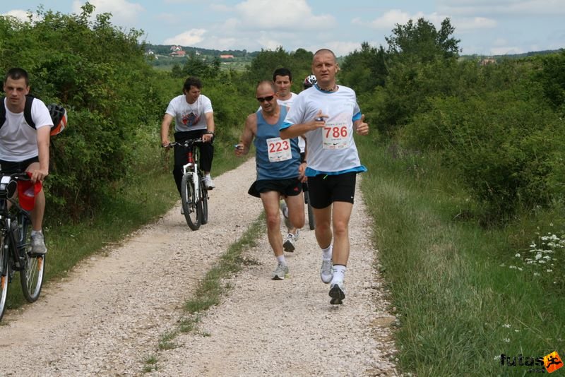 Ultrabalaton futás 2010 futás futók Dörgicse után, Invitel ultrák