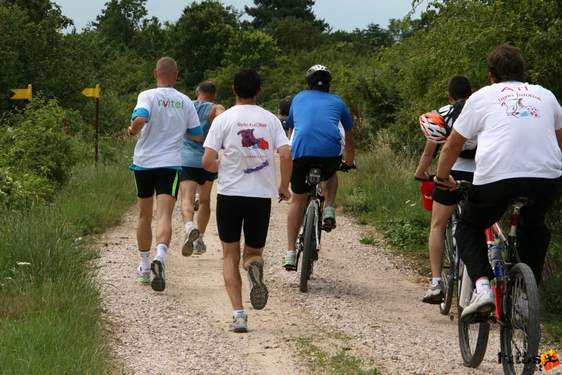 Ultrabalaton futás 2010 futás futók Dörgicse után, Győri Fut Oltók