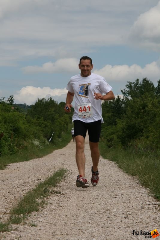 Ultrabalaton futás 2010 futás futók Dörgicse után, Bajai Kan Ászok FuTeam Baja SE