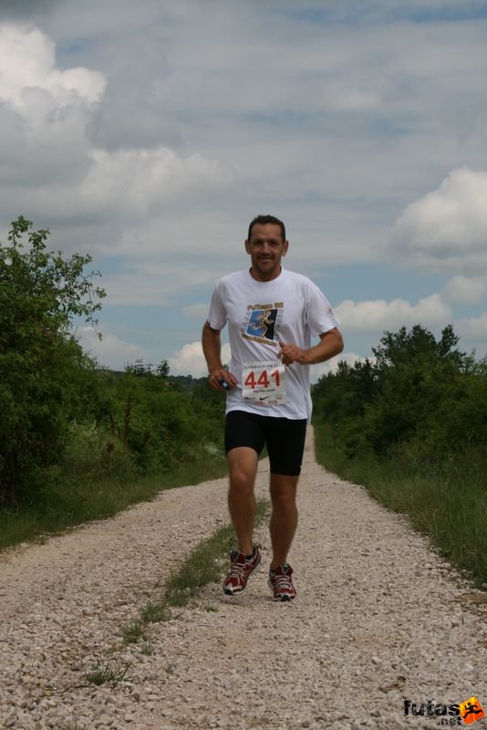 Ultrabalaton futás 2010 futás futók Dörgicse után, Bajai Kan Ászok Futeam Baja