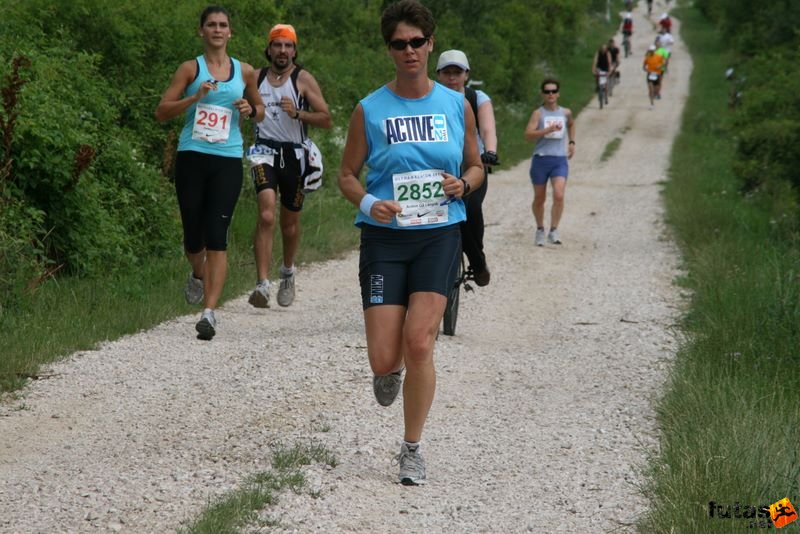 Ultrabalaton futás 2010 futás futók Dörgicse után, Active O2 Lányok