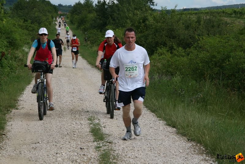 Ultrabalaton futás 2010 futás futók Dörgicse után, OKM futókör