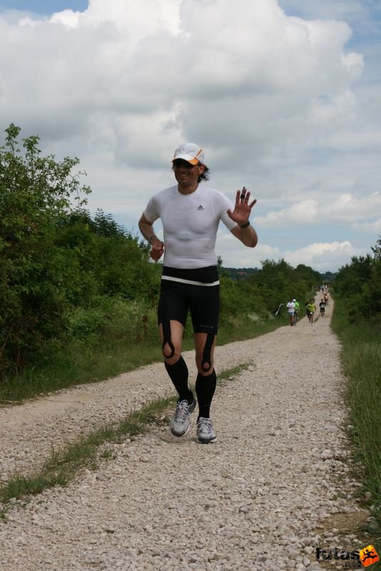 Ultrabalaton futás 2010 futás futók Dörgicse után, Tóth Attila